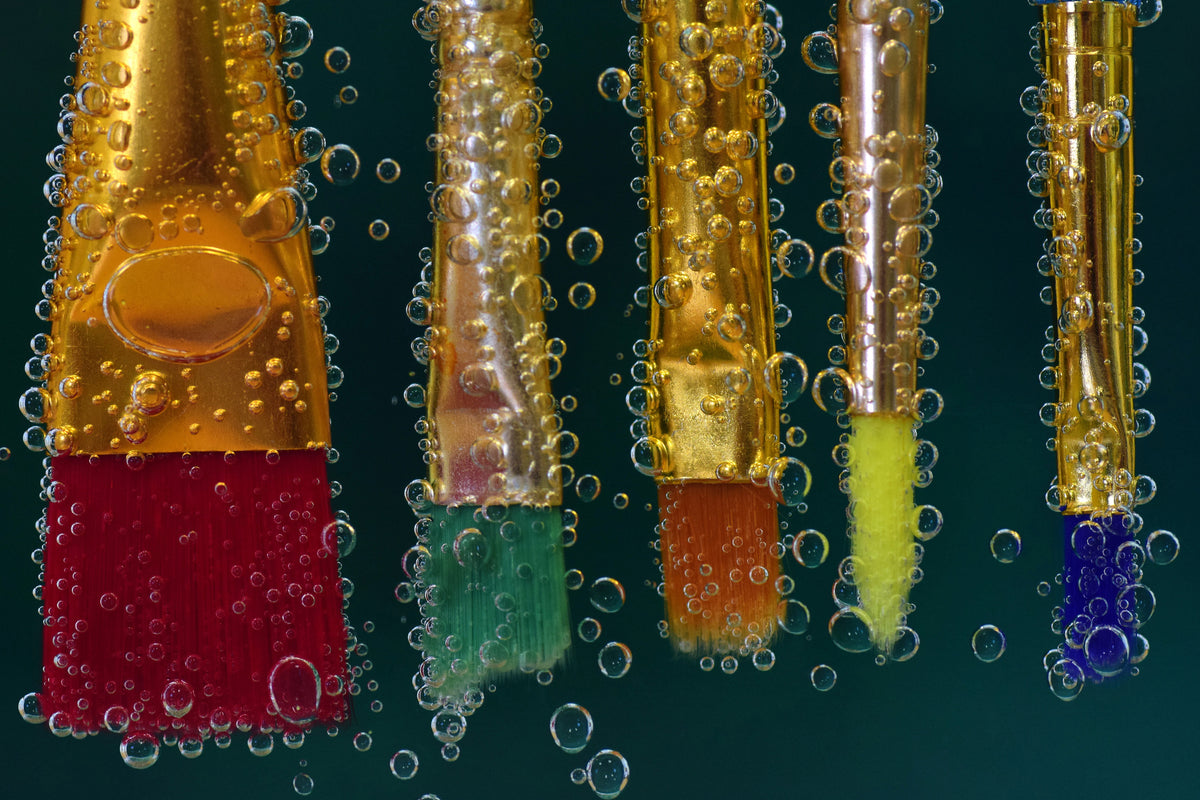 canvas-print-brush-in-a-water-bath