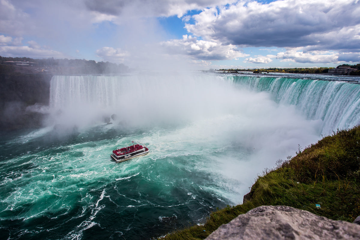 aluminium-print-action-at-the-waterfall