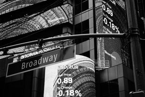 aluminium-print-at-night-on-broadway