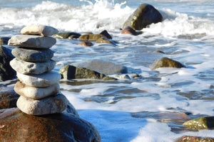 aluminium-print-stone-pile-at-the-sea