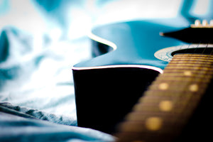 modern-3-piece-aluminium-print-close-up-guitar