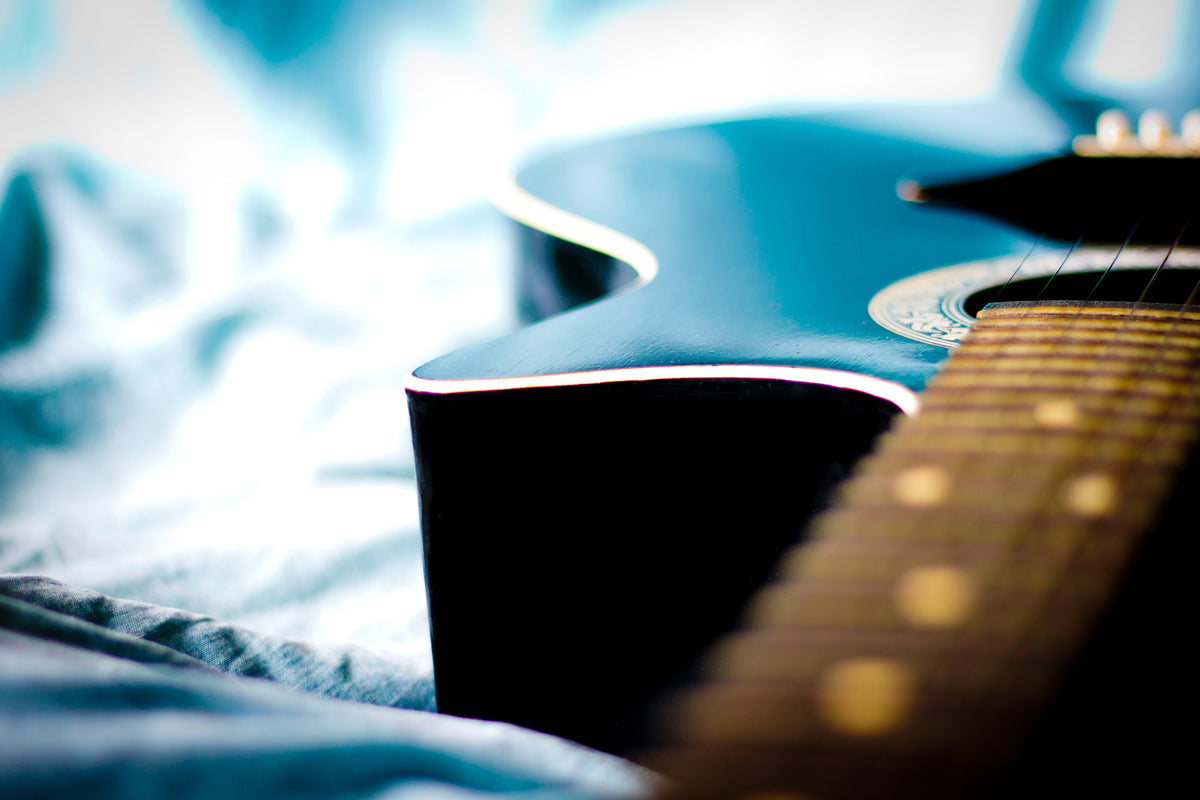 modern-3-piece-aluminium-print-close-up-guitar