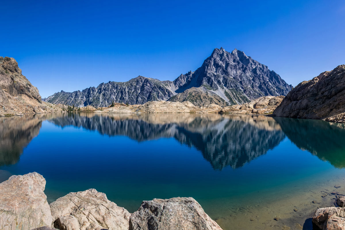 aluminium-print-calming-mountain-lake